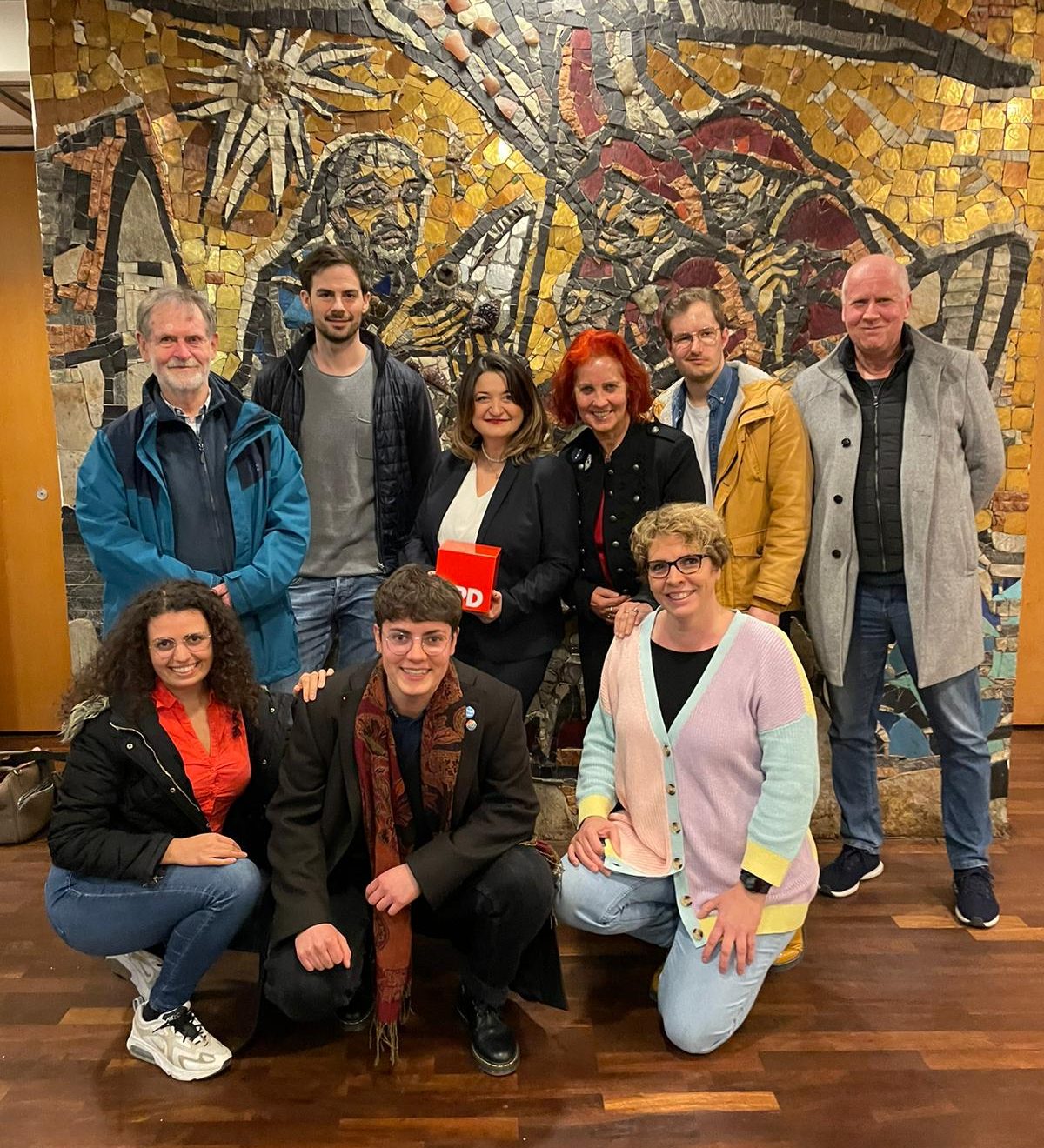 Landratskandidatin Özlem Bumin, umringt von den Schwalbacher Delegierten, v. links nach rechts, untere Reihe: Selina Sanbakli, Amelie Ludwig- Dinkel, Alexandra Scherer, obere Reihe: Hartmut Hudel, Moritz Bornwasser, Kandidatin Özlem Bumin, Dr. Claudia Ludwig, Peter Neininger und Peter Feddersen